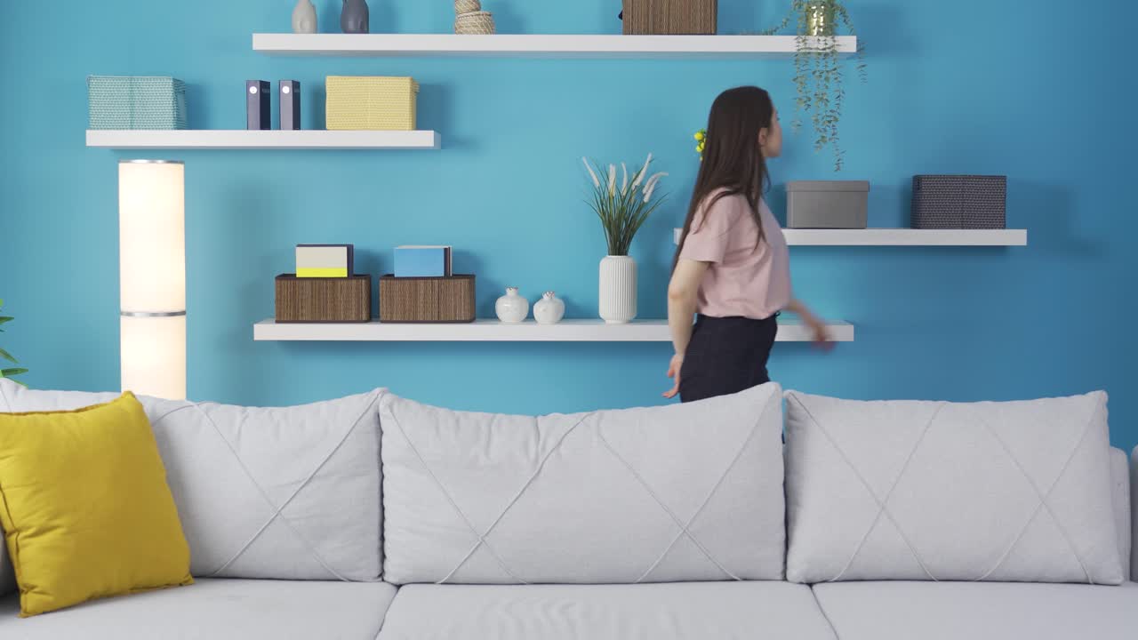 una adolescente asiática nerd y retraída.