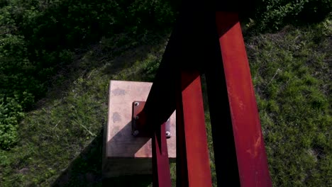 Stützen-Einer-Stahlbrücke,-Die-In-Der-Natur-Gebaut-Wurde