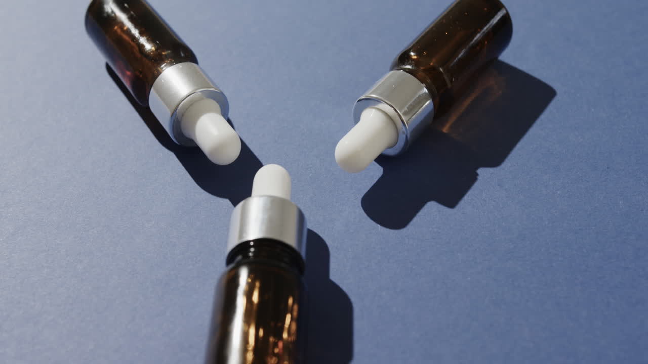 파란색 배경에 복사 공간을 가진 프와 함께 세 개의 유리 병의 가까운