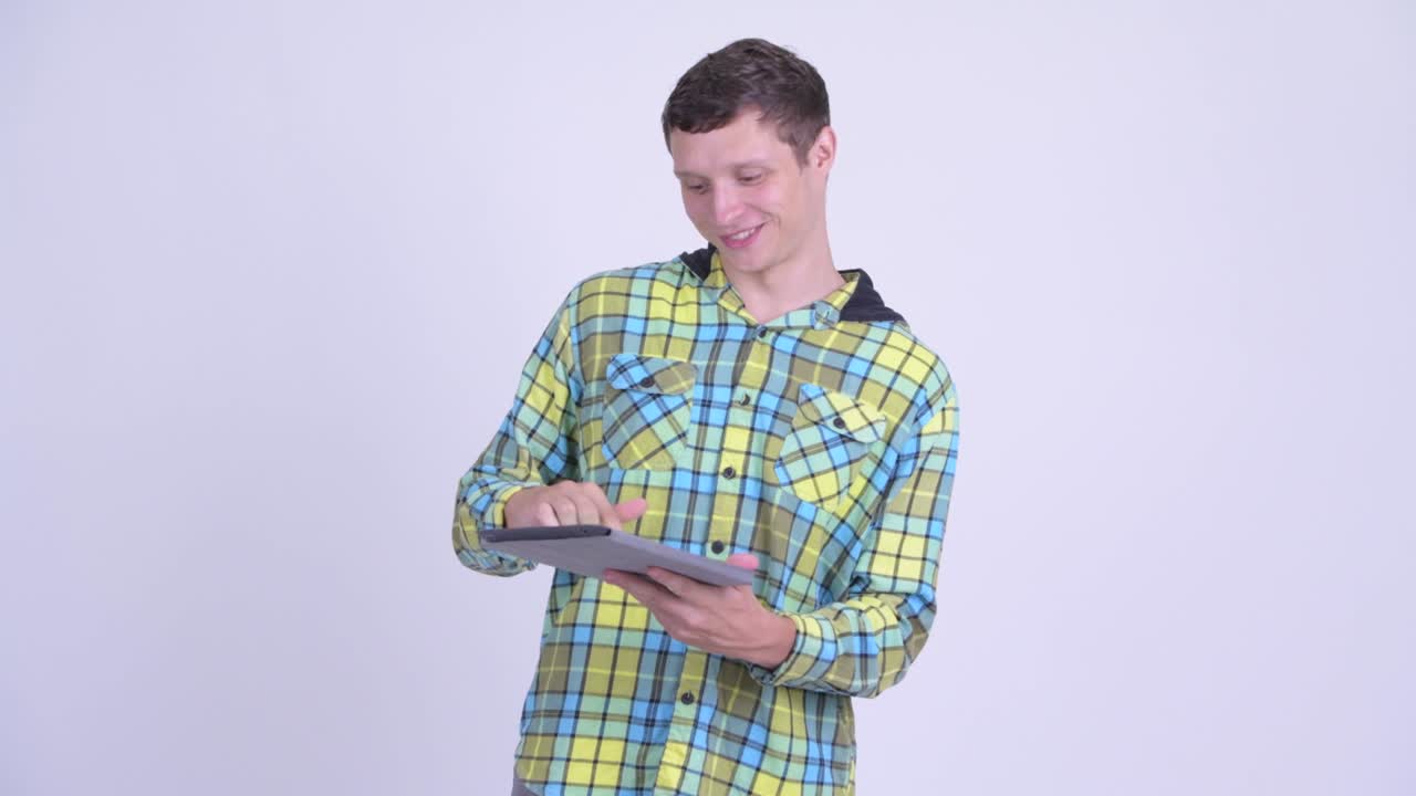 디지털 태블릿을 가진 행복한 젊은 잘생긴 스터 남자