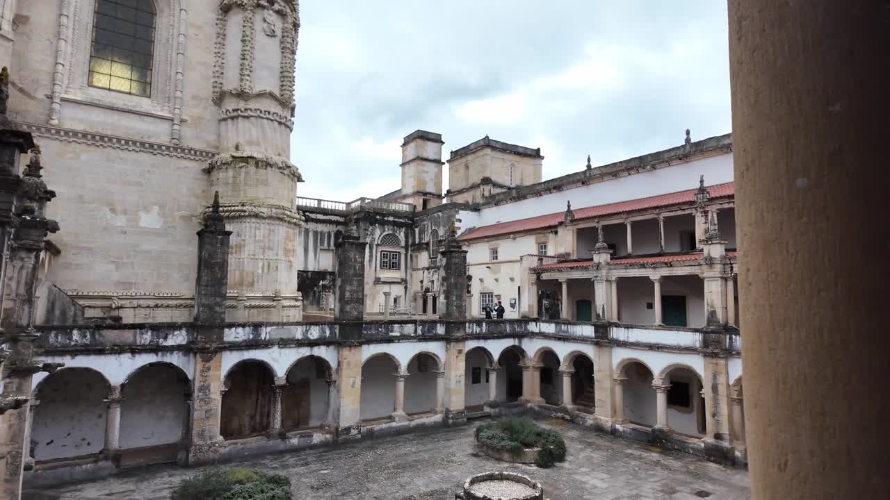 Arquitectura histórica en Tomar, Portugal, con una atmósfera antigua y serena.