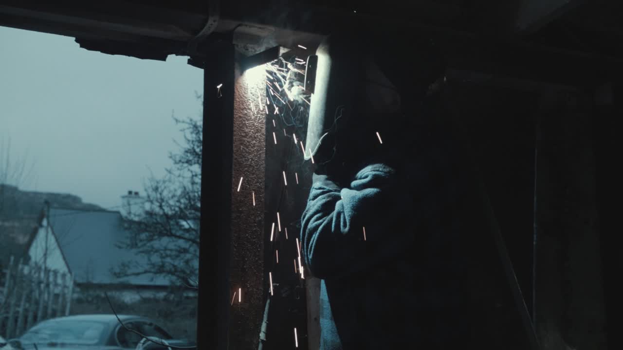 disparo de chispas de soldadura de soldador cayendo inclinado hacia abajo