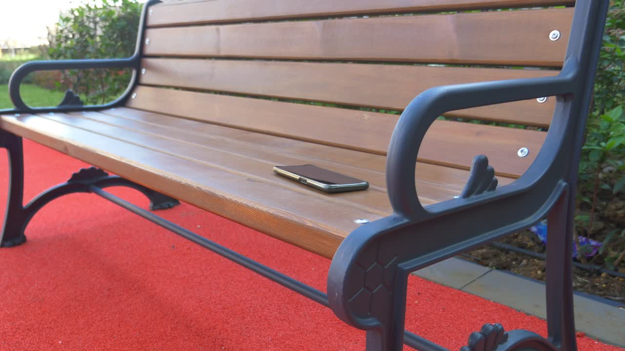 teléfono inteligente perdido en un banco del parque