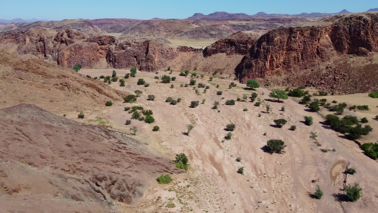 paisaje aéreo escénico de un lecho de río seco y desierto montañoso del norte de namibia