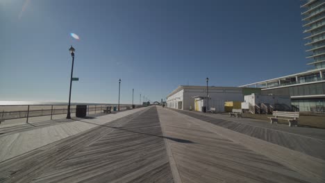 el paseo marítimo en un día soleado