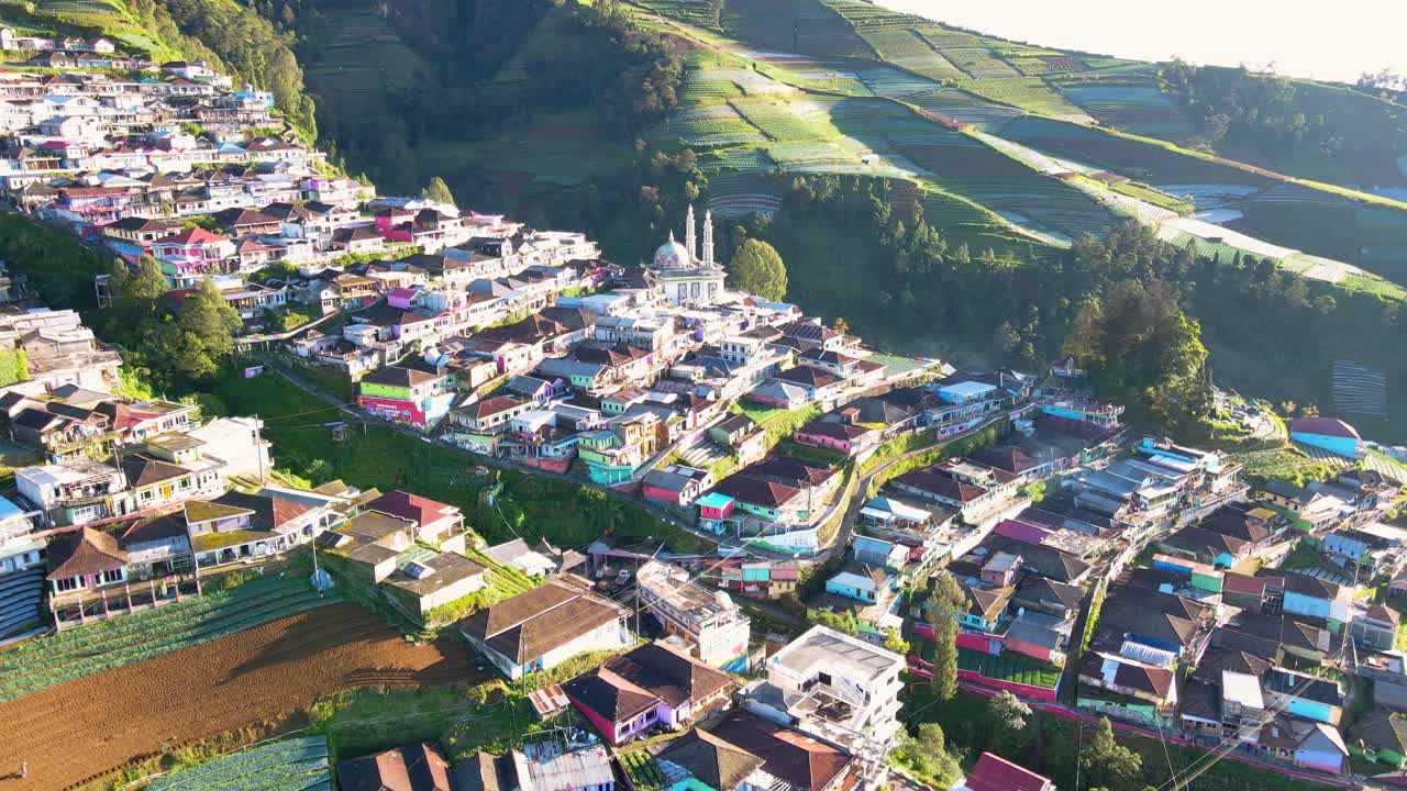 vista aérea del colorido pueblo butuh inclinado en la ladera del monte subbing