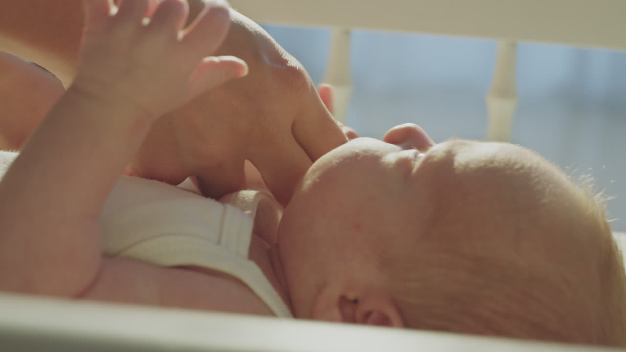 bebé que recibe cuidados