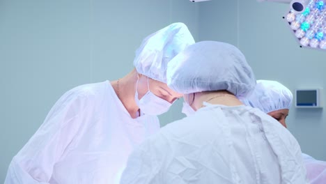 cirujanos en la sala de operaciones