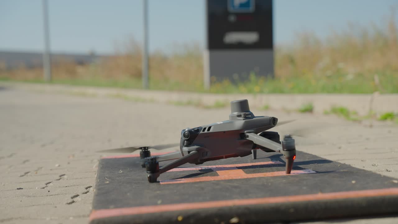 Närbild på drönarstart: UAV lyfter mot himlen med snurrande propellrar och koncept för modern flygteknik