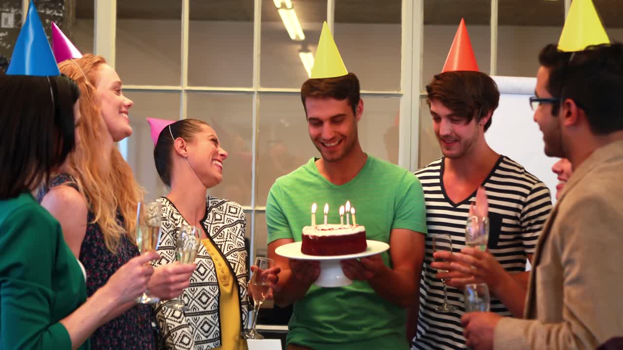 equipo de negocios casual celebrando su cumpleaños