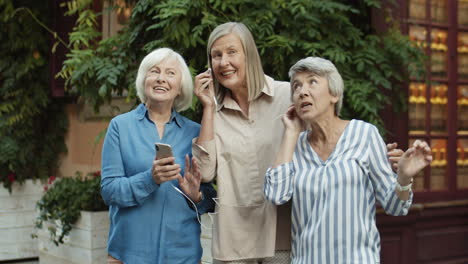 Tres-Divertidas-Y-Alegres-Mujeres-De-Pie-Al-Aire-Libre,-Cantando-Y-Bailando-El-Día-De-Verano