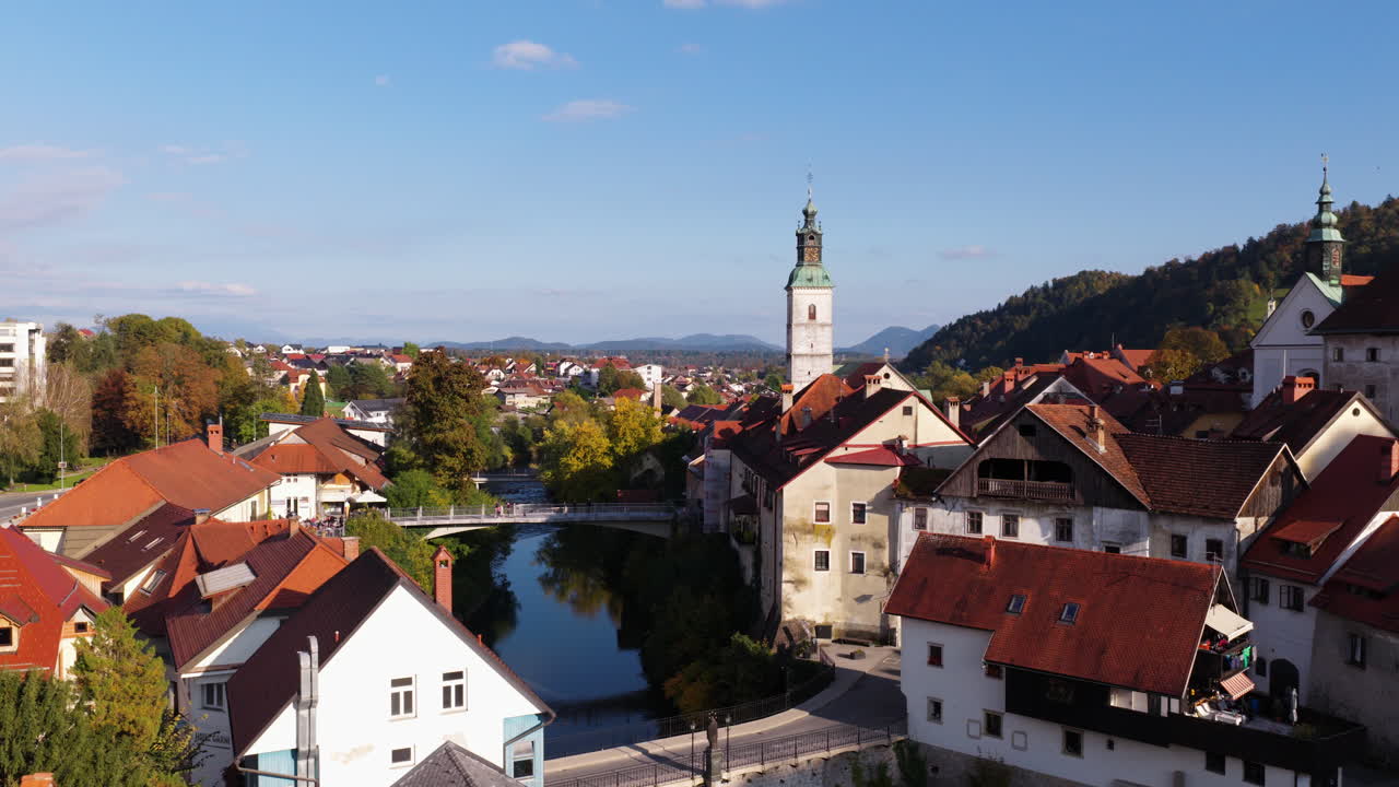 Naturskøn udsigt over Škofja Loka og klokketårnet, en velbevaret middelalderby i Slovenien. Dronefoto i fugleperspektiv