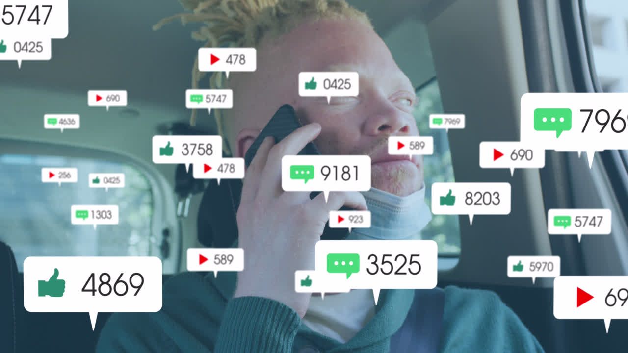 animación de iconos de las redes sociales sobre un hombre albino con máscara facial usando un teléfono inteligente