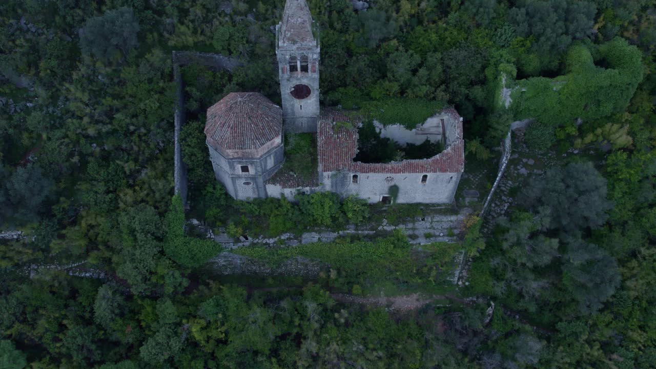 Rovine di chiesa nella foresta e tra le montagne, vista aerea, Prčanj, Baia di Cattaro, Montenegro