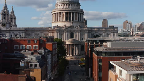 Vorwärts-Fliegen-über-Der-Straße-Zwischen-Mehrstöckigen-Städtischen-Gebäuden.-Aufsteigend-Zur-Kuppel-Der-Barocken-Saint-Pauls-Kathedrale.-London,-Vereinigtes-Königreich