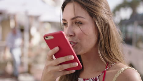 Nahaufnahme-Porträt-Einer-Attraktiven-Jungen-Frau,-Die-Auf-Dem-Smartphone-Spricht