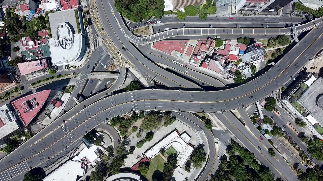 Vista zenitale di un incrocio stradale nel nord di Città del Messico