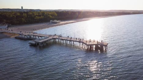 Toma-Aérea-Del-Muelle-De-Madera,-Luz-De-La-Tarde