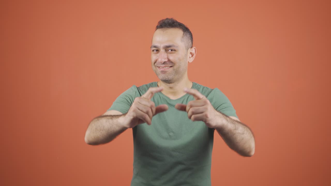 hombre de negocios haciendo el corazón a la cámara.