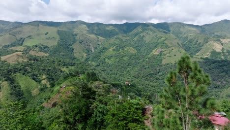 vista de drones de las montañas y el bosque en loma de blanco bonao, república dominicana