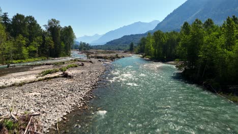 Aguas-Cristalinas-Del-Río-Chilliwack-En-Columbia-Británica,-Canadá---Toma-Aérea-De-Drones