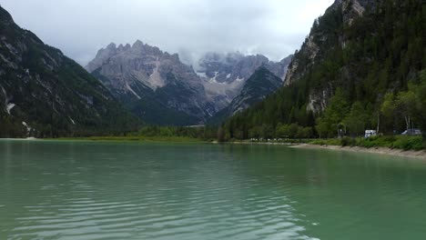 Lago-Di-Landro,-Dolomitas,-Parque-Nacional-De-Three-Peaks,-Tirol-Del-Sur,-Italia,-Septiembre