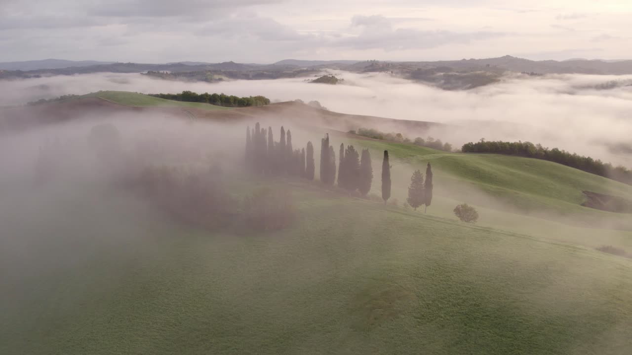 Alba nebbiosa su una villa abbandonata ad Asciano