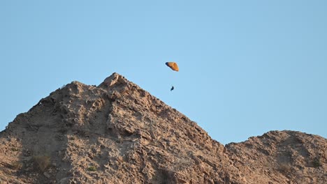 4K:-Paragliders-have-free-flying-over-UAE-mountains,-an-adventure-sports-concept