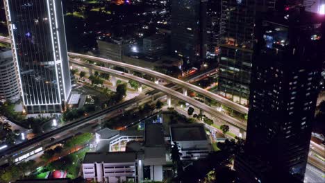 Vista-Aérea-De-Las-Carreteras-De-Paso-Elevado-En-La-Ciudad-De-Kuningan,-Yakarta-Por-La-Noche---Indonesia