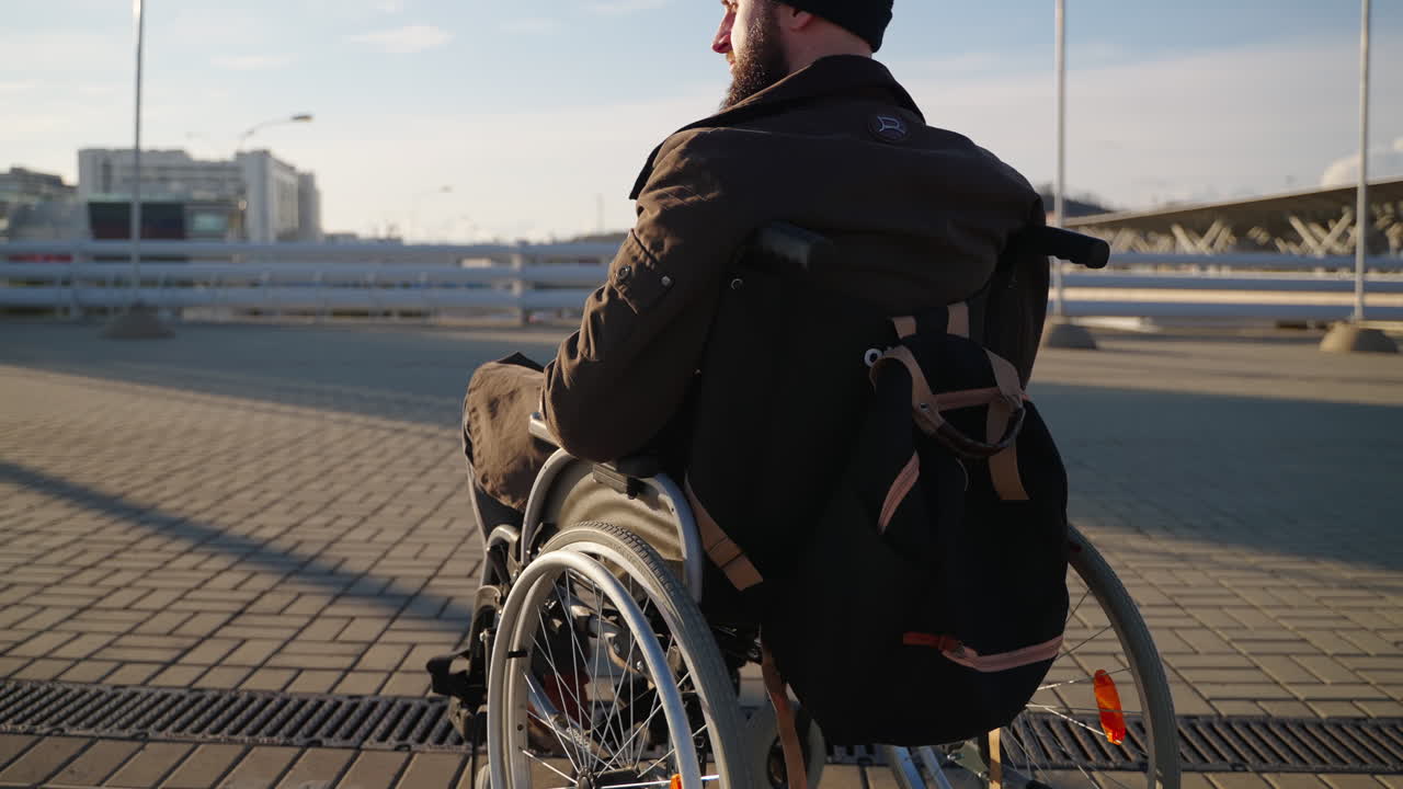 hombre en silla de ruedas