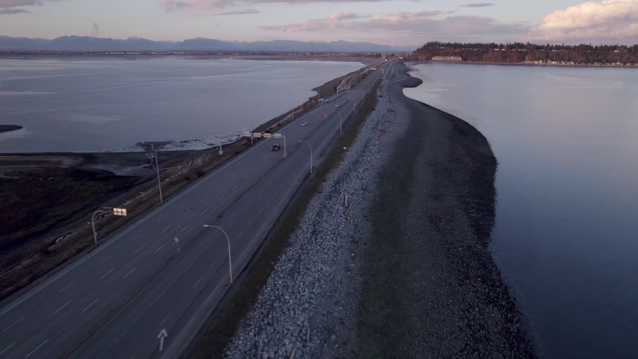 tsawwassen 페리 bc 터미널, 캐나다 밴쿠버, 해가 질 때 자동차와 트럭이 있는 바다 위의 경치 좋은 고속도로 공중