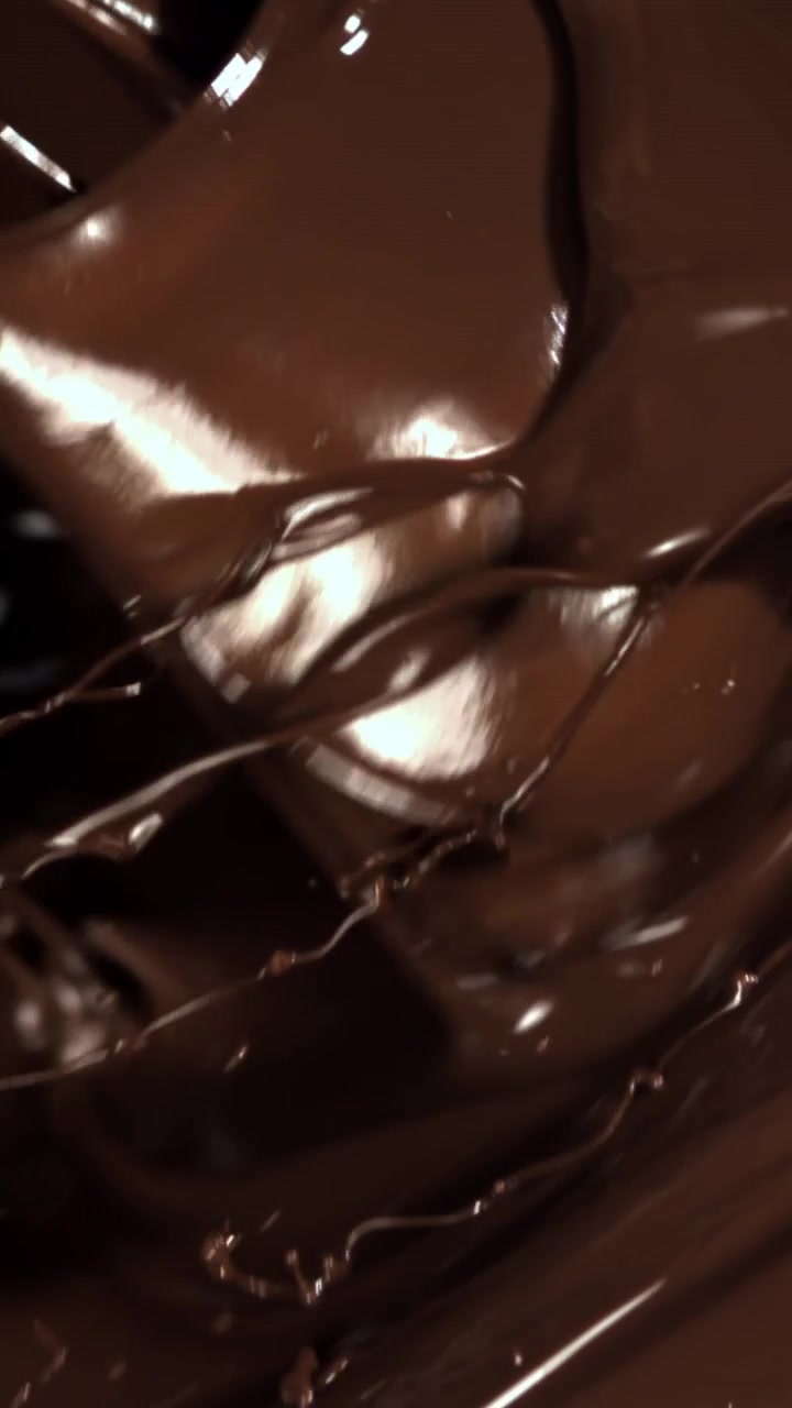 Primo piano di ricco cioccolato fuso che si mescola e scorre