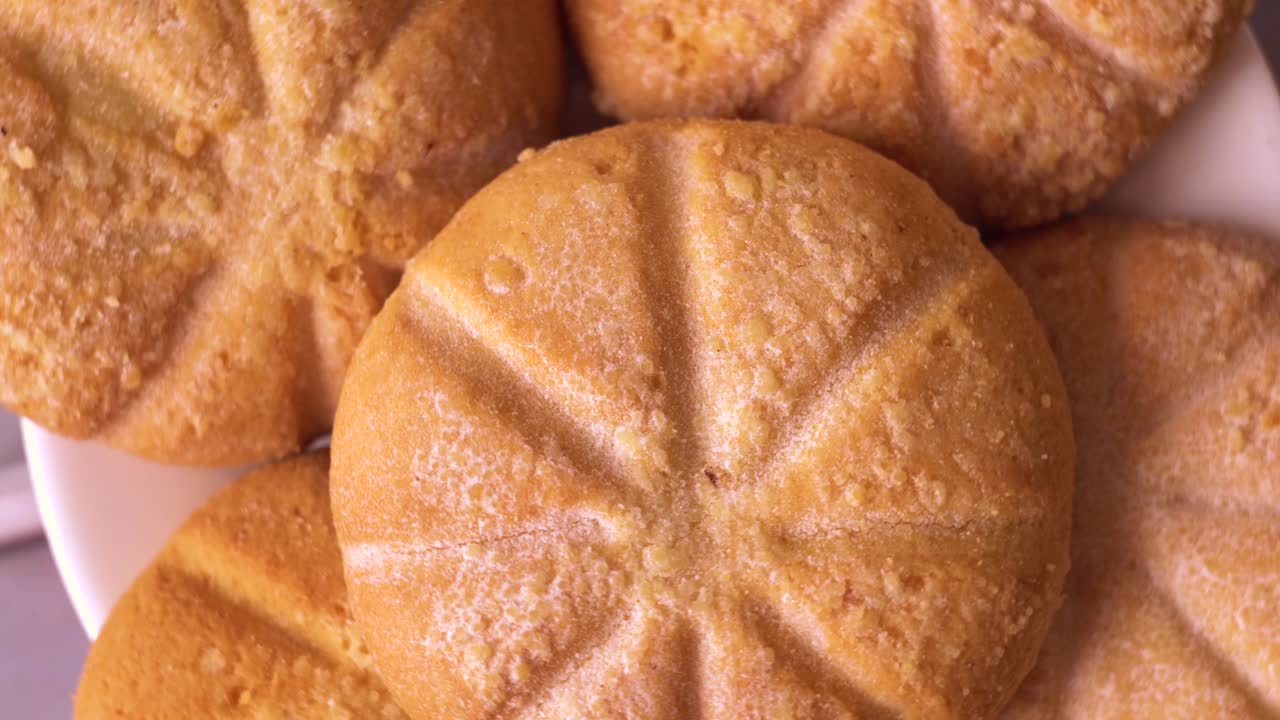 접시 위 에 있는 쿠키 의 면