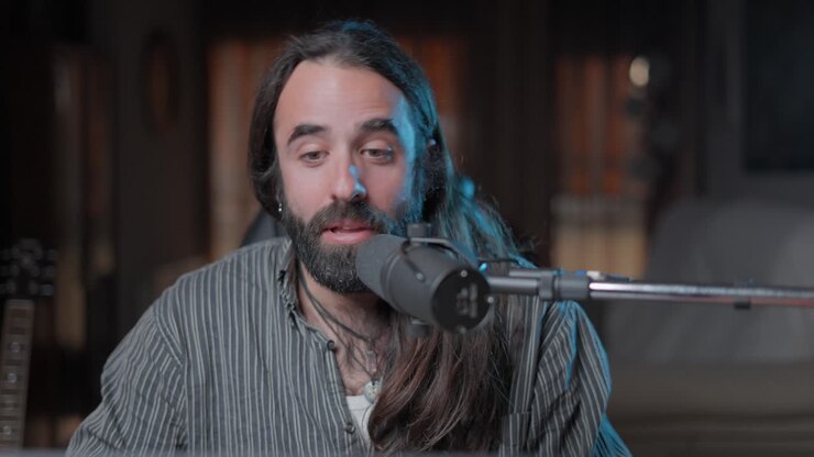 Intervista podcast con un musicista in uno studio casalingo
