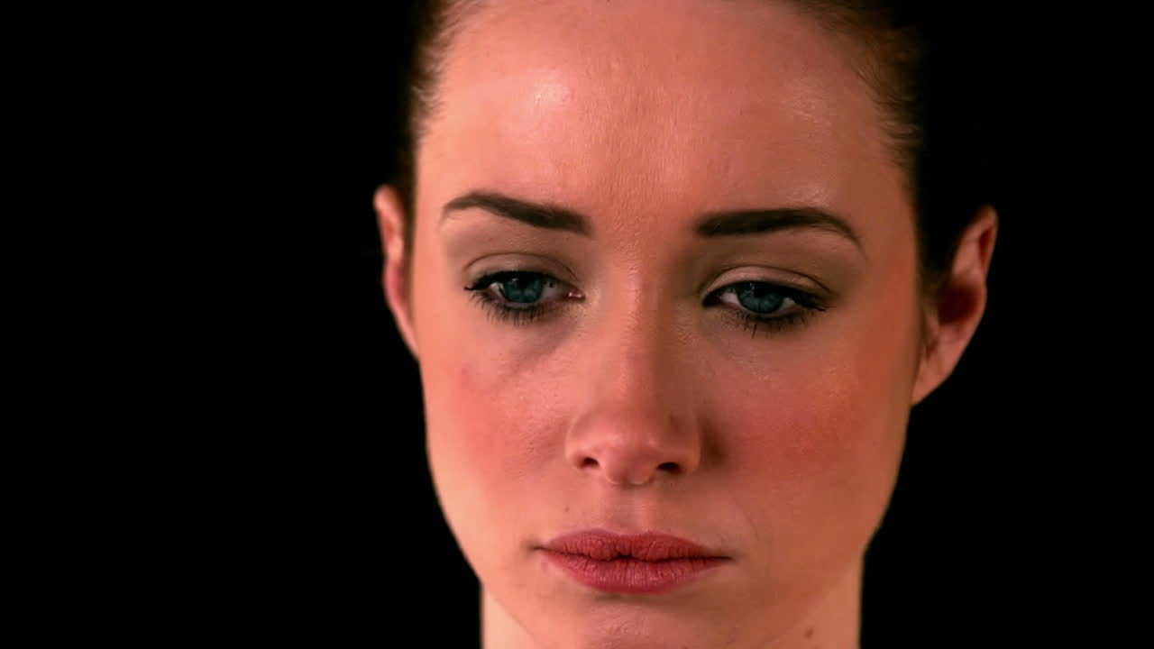 hermosa morena con una expresión triste