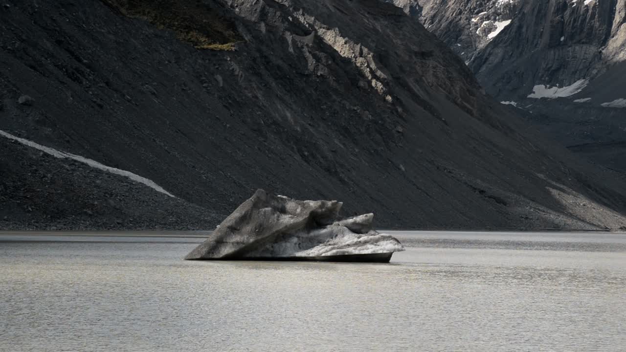 뉴질랜드의 빙하 호수 표면에 떠 있는 큰 빙산