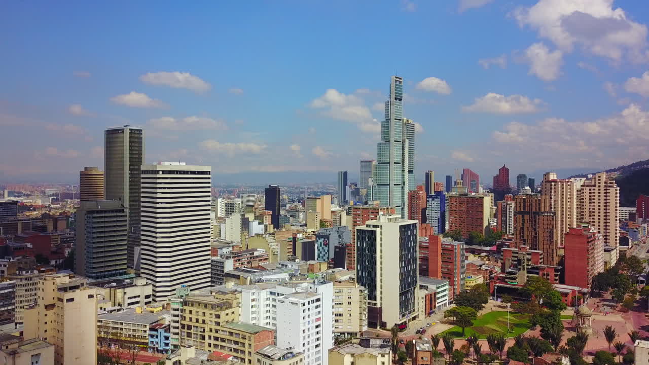 hermosa toma aérea de establecimiento de edificios antiguos modernos rascacielos bogota colombia 1