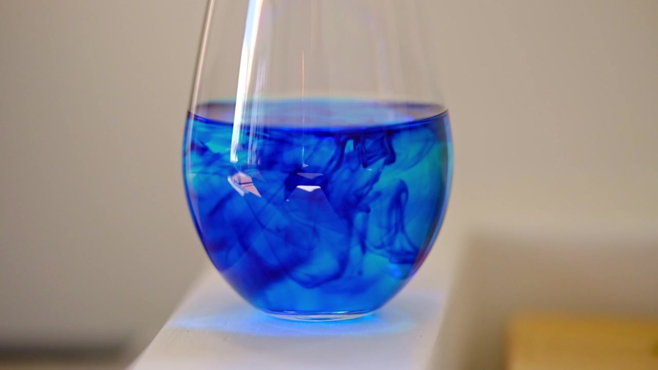 Blu di metilene in un bicchiere diluito in acqua