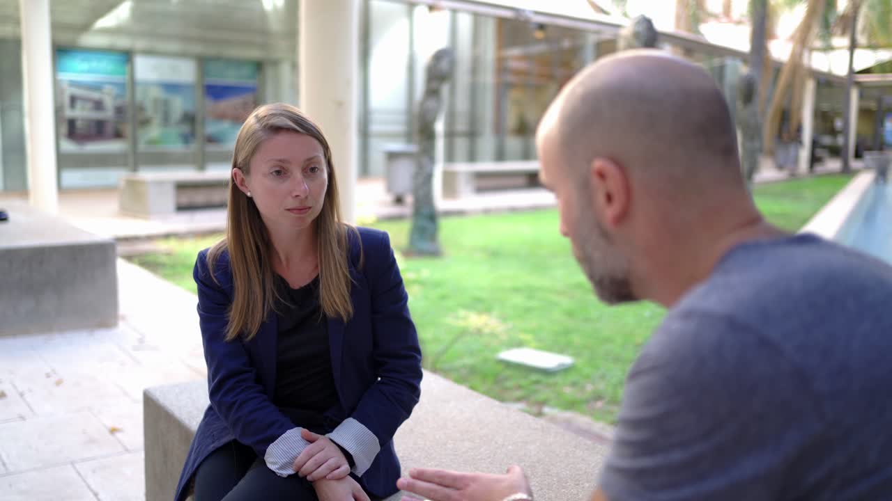 mujer escuchando a un colega en el parque