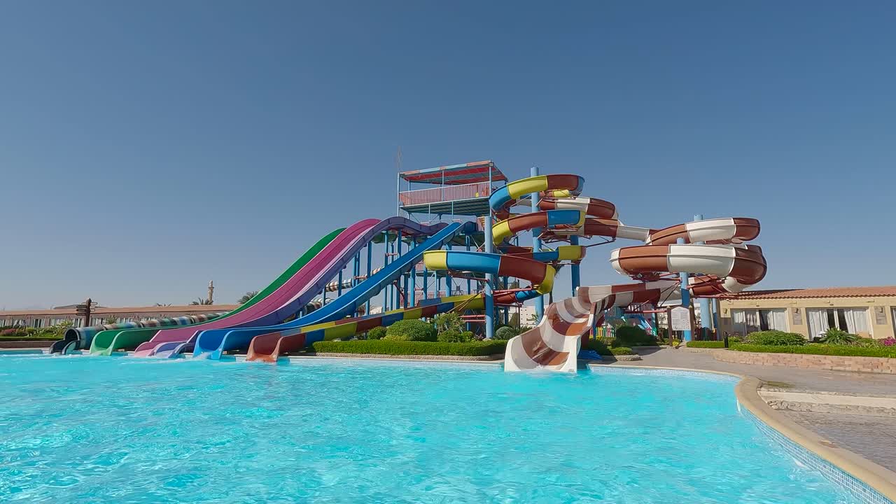 panorama de los deslizadores del parque acuático, parque acuático, parque acuático deslizadores del parque acuático con piscina