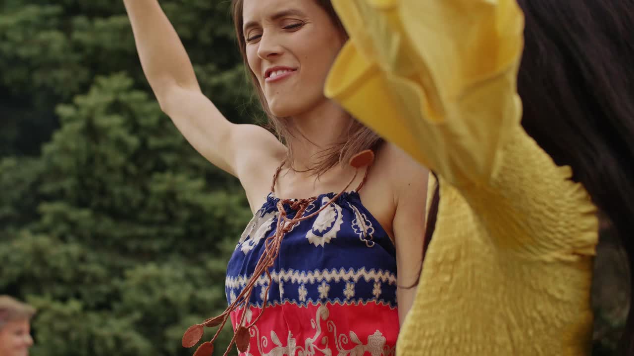 amigos bailando en el festival de verano