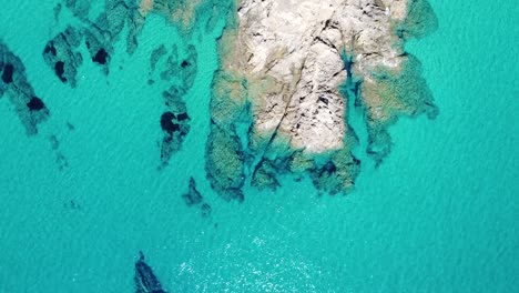 pequeña isla en agua verde turquesa, perspectiva de drones desde arriba