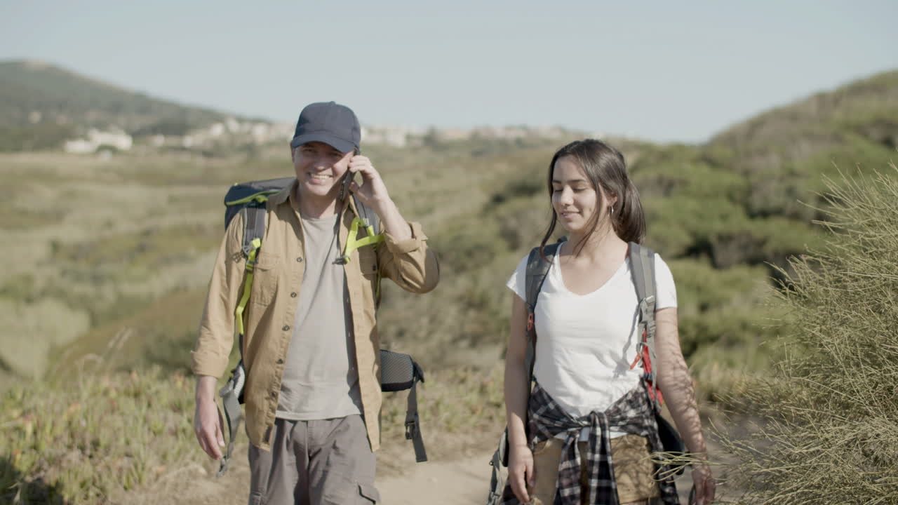 vista frontal de padre e hija con mochilas caminando juntos