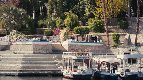 barcos esperando en las orillas del río nilo en asuán, egipto