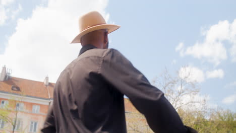 homem afro caribenho dançando sozinho em praça pública 3