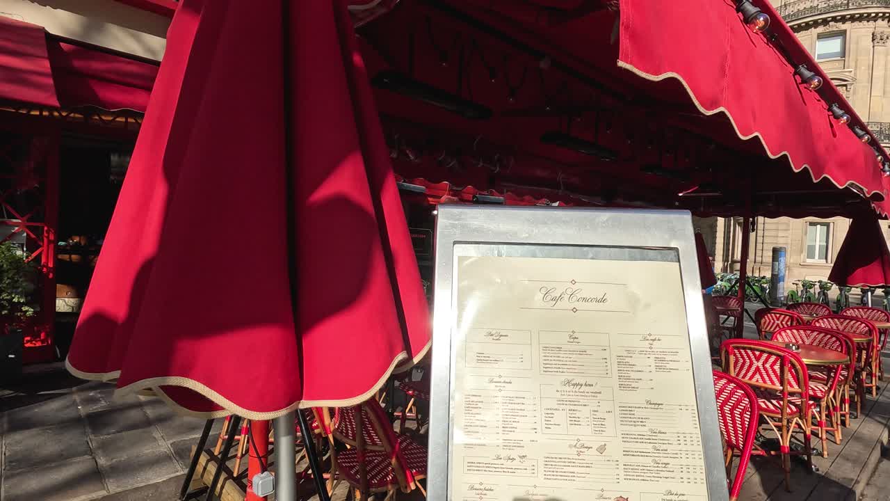 프랑스 파리의 활기찬 은색 테마 카페