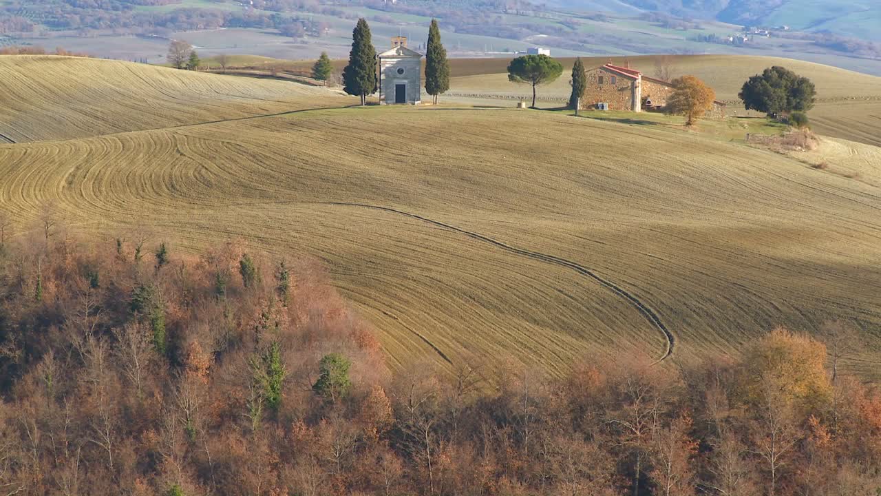 una hermosa casa de campo e iglesia en toscana italia 1