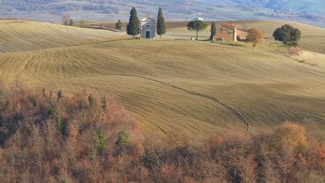 Ein-Schönes-Bauernhaus-Und-Eine-Kirche-In-Der-Toskana-Italien-1