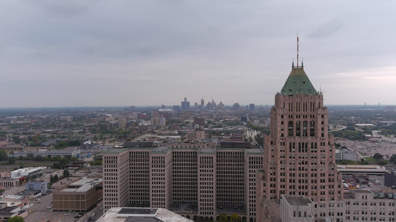 Toma de establecimiento con dron del área de New Center en Detroit, Míchigan