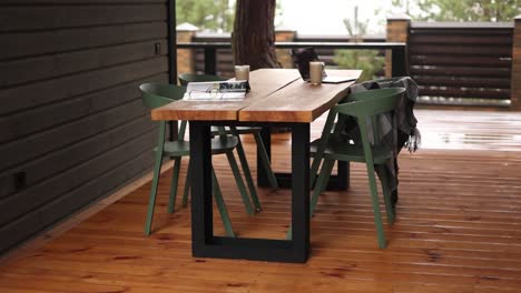 outdoor dining area in a modern cabin